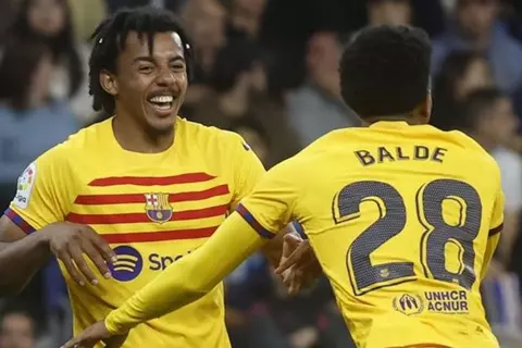 لمنافسة بالدي وكوندي.. سبورت: برشلونة يبحث عن ضم ظهير في الصيف